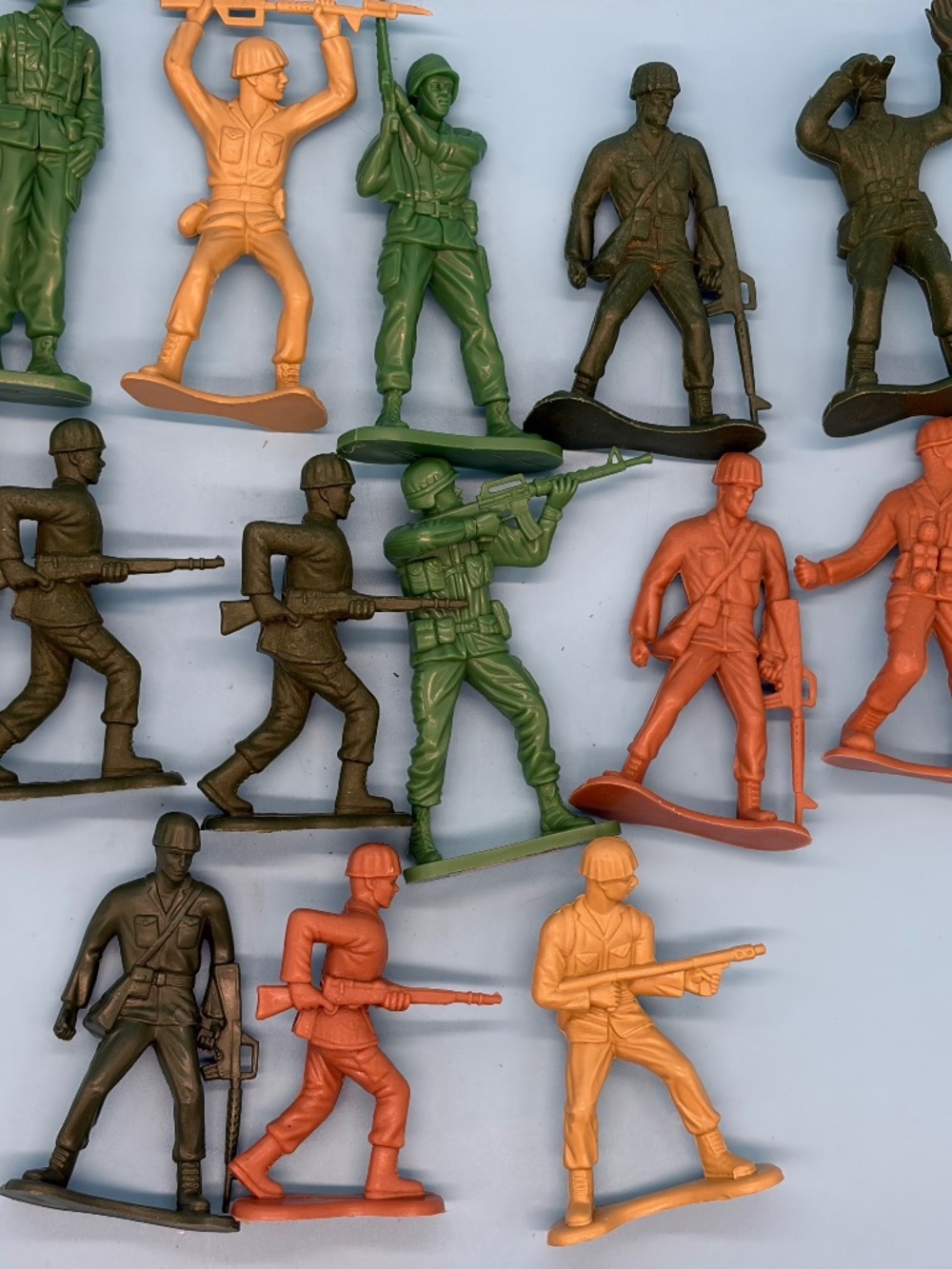 Large 4-5” Plastic Army Men Military Soldier Figures Mixed Colors Lot